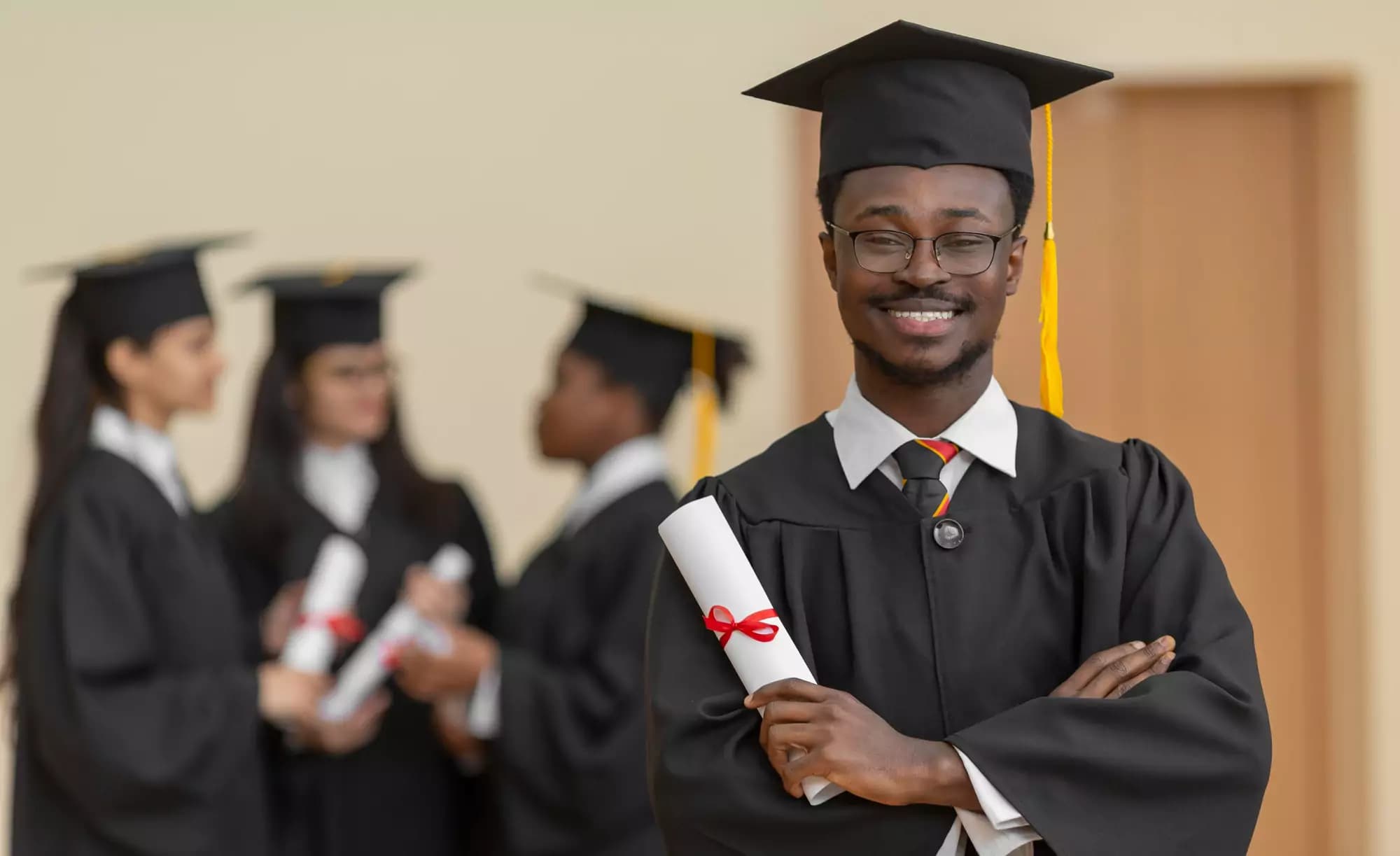 Un jeune diplômé souriant tient son certificat